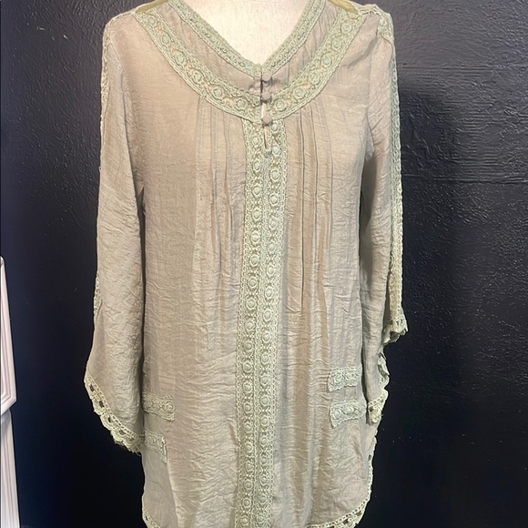 Elegant Lace Trimmed Women's Top - Picture 1 of 5